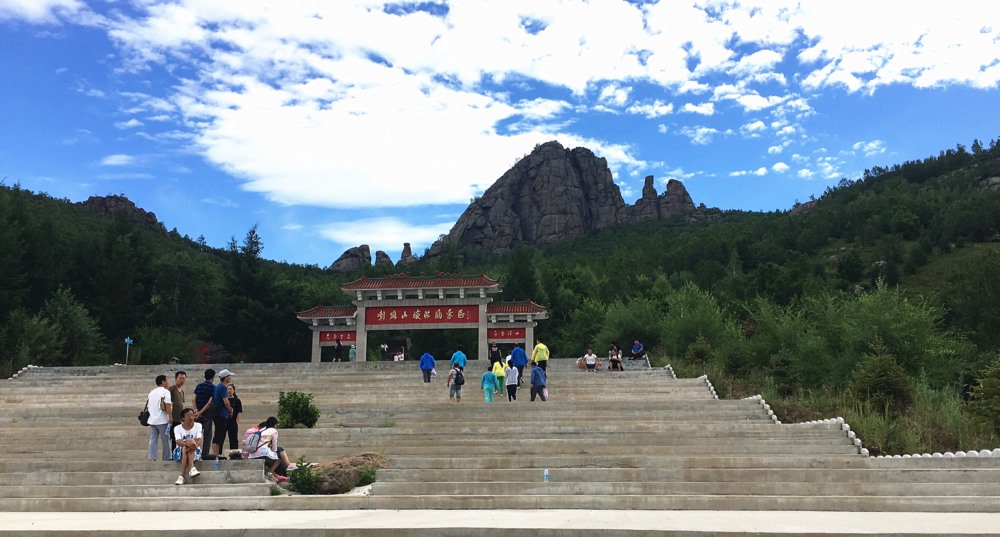 巴林山门游客_副本.jpg 巴林山门游客_副本.jpg